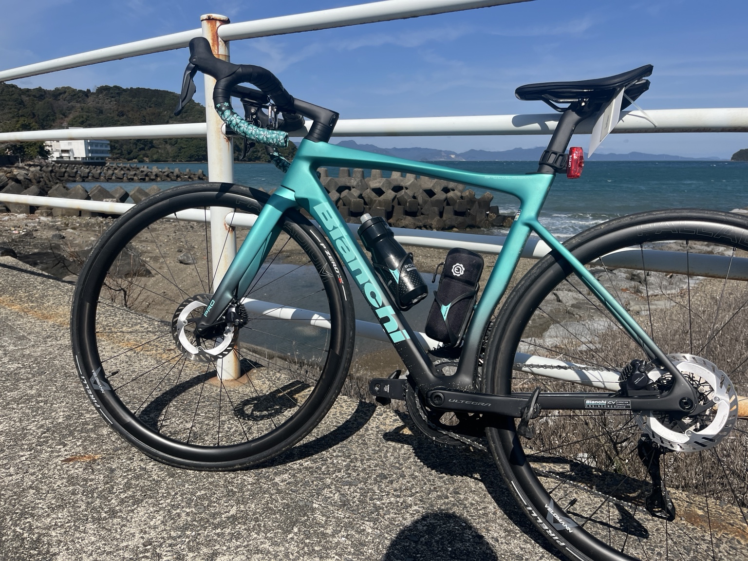 八代海沿いに停めたビアンキ スペシャリッシマPRO