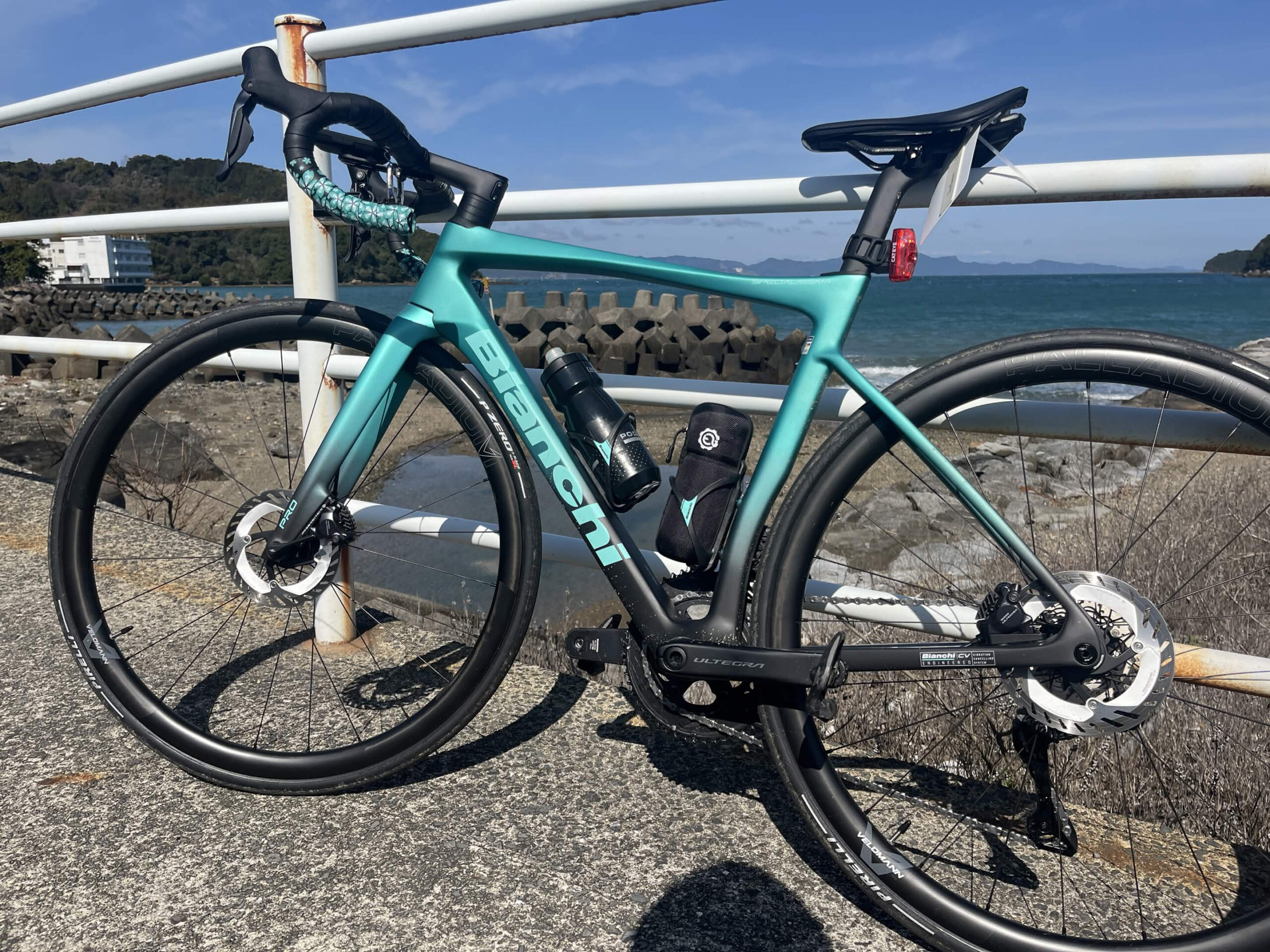 海辺に停めたBianchi SPECIALISSIMA PRO